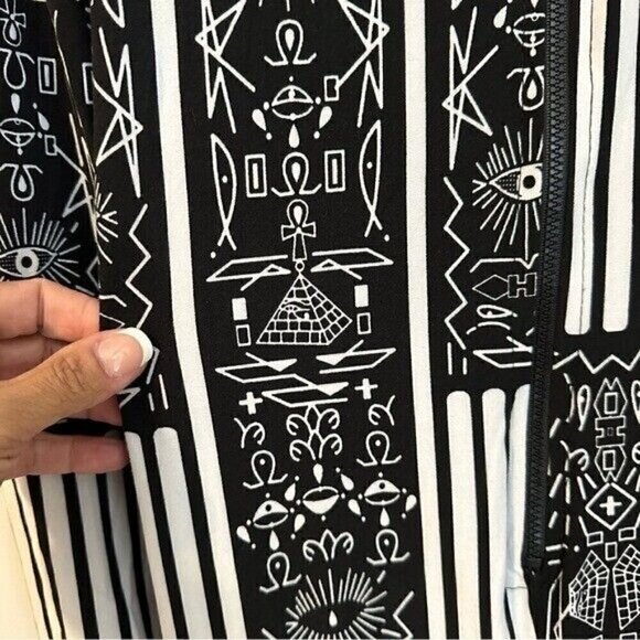 Black Mystical Printed Long Sleeve Tee with O-Neck Design Sized Large - Picture 5 of 12